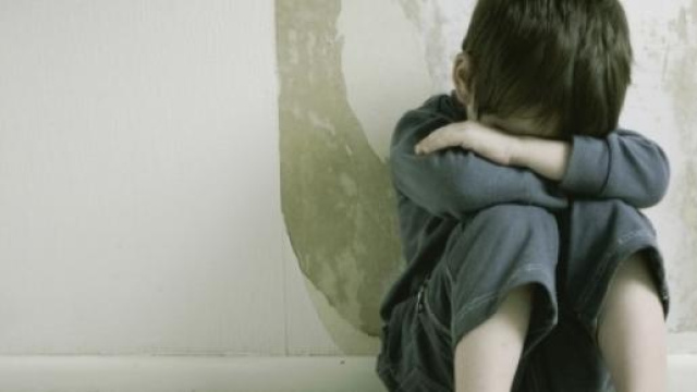 Abusava del figlio 11enne .