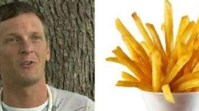 Nick Hess si ubriaca mangiando patatine fritte.