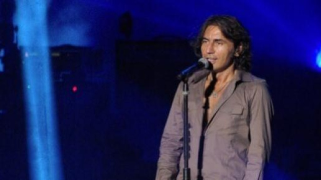 Ligabue festeggia 55 anni sul palco.