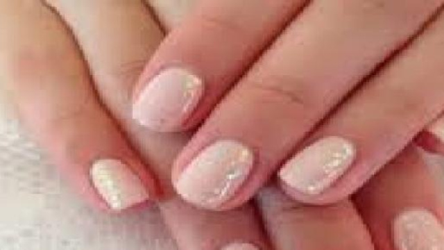 Nuove nail art, tonalit&agrave; delicate, primavera 2015