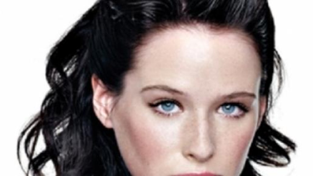 Taglio di capelli medio, scalato e vagamente mosso