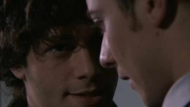 Il bacio tra Sandro e Claudio