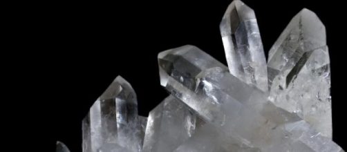 Cristal de cuarzo, sustancia piezoel&eacute;ctrica