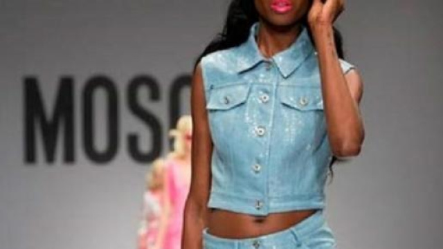 Gilet e shorts in jeans e paillettes