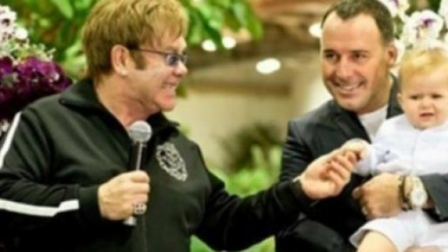 Elton John, David Furnish e figlio. Notizieprovita
