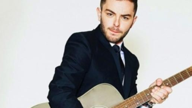 Lorenzo Fragola e la sua chitarra
