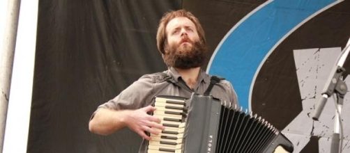 Johnny, de Kongos, con su acorde&oacute;n en pleno show