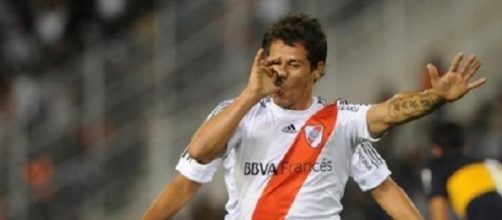 Mora convirti&oacute; dos tantos para River ante Arsenal