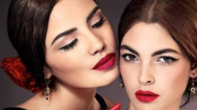 Chignon basso con rosa rossa, pagina facebook D&G