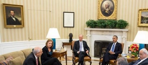 Obama with Israeli and Palestinian negotiators.