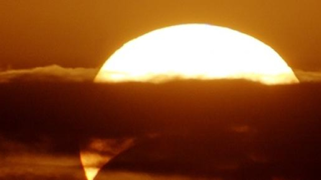 Eclissi solare 20 marzo: rischi salute