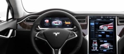 Tesla Model S; aparcará solo y hasta cerrará la puerta del garaje