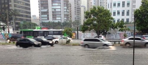 Tr&acirc;nsito complicado em vias alagadas