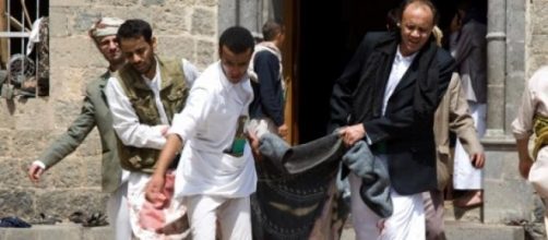 Volunteers carrying the victims in blankets