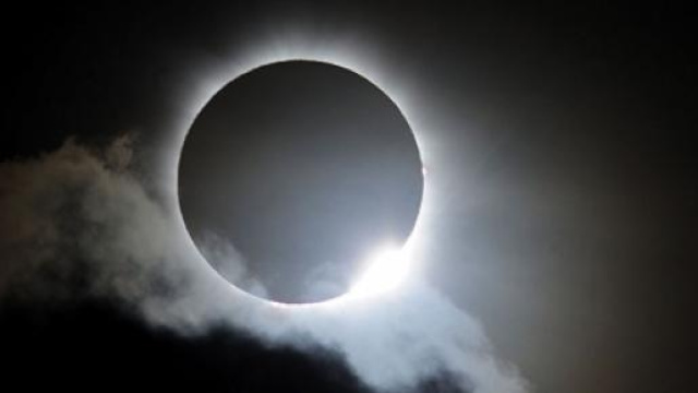 Immagine che ritrae l'eclissi solare.