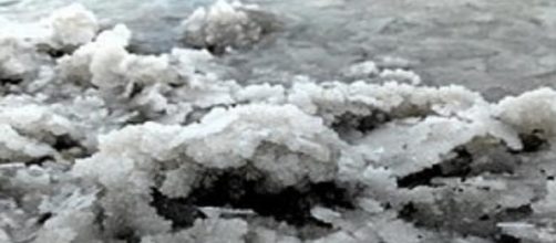 Cristais e pedras de sal &agrave;s margens do Mar Morto