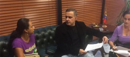 Tarek y las hermanas de Canserbero en la reuni&oacute;n