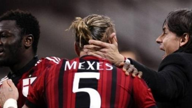 Il difensore Mexes abbraccia il tecnico Inzaghi