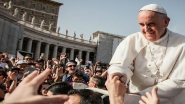 Papa Francesco saluta i fedeli