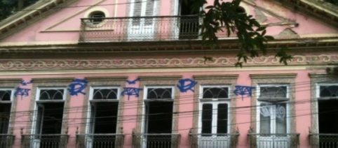 Casarões do Cosme Velho em péssimo estado de conservação