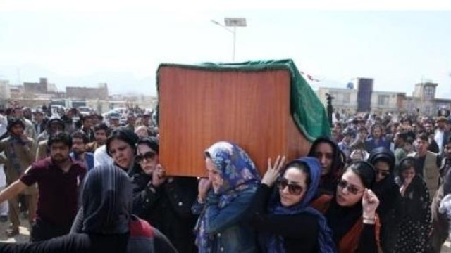 Donne vestite di nero portano la bara di Farkhunda
