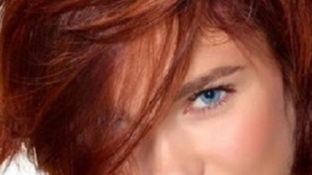 Bob rosso, medio, scalato e con frangia laterale