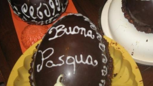 Un uovo pasquale casalingo con scritte