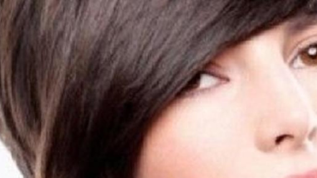 Taglio corto, asimmetrico e castano scuro