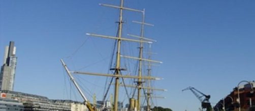 Fragata que se halla en Puerto Madero