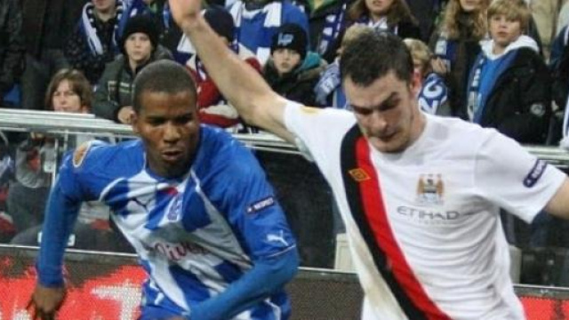 Adam Johnson in azione con il Manchester City.