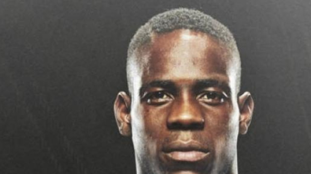 Mario Balotelli indossa la maglia dell'Italia. 