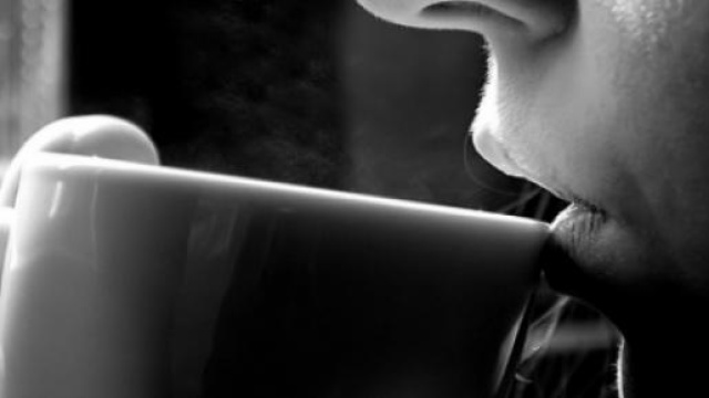 Una persona che beve il caff&egrave;