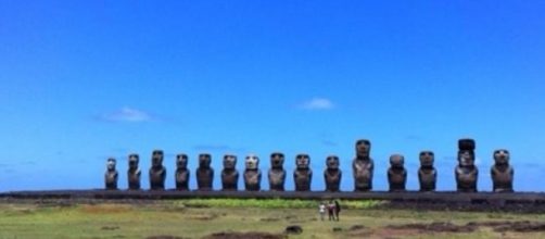 Grupo de 15 moais en medio de la Isla de Pascua