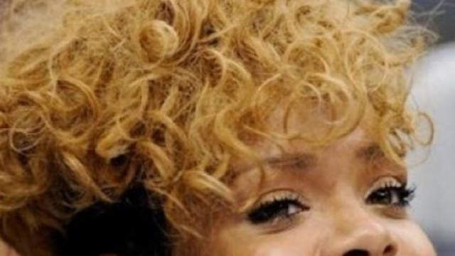 Taglio di capelli corto, riccio, biondo e rasato