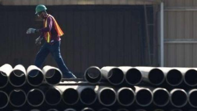 Un lavoratore dell'azienda vicino ai tubi