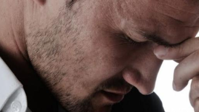 Uomo preoccupato per dimensioni