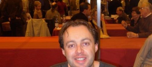 St&eacute;phane en la firma del libro que narra su haza&ntilde;a