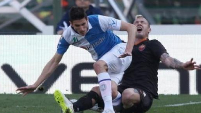 Lo scontro tra Mattiello e Nainggolan