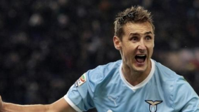 Klose esulta. La Lazio &egrave; terza