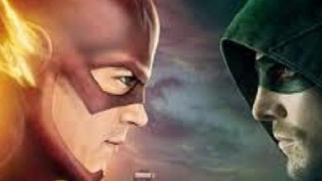 The Flash e Arrow l'uno di fronte all'altro.