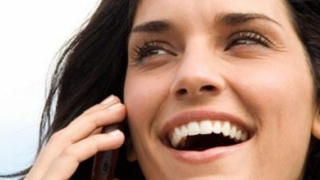 Una donna che parla al telefono