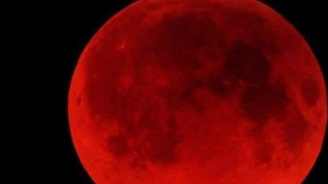 Eclissi di luna rosso sangue
