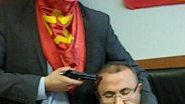 Il pm Kiraz, tenuto in ostaggio nel suo studio.