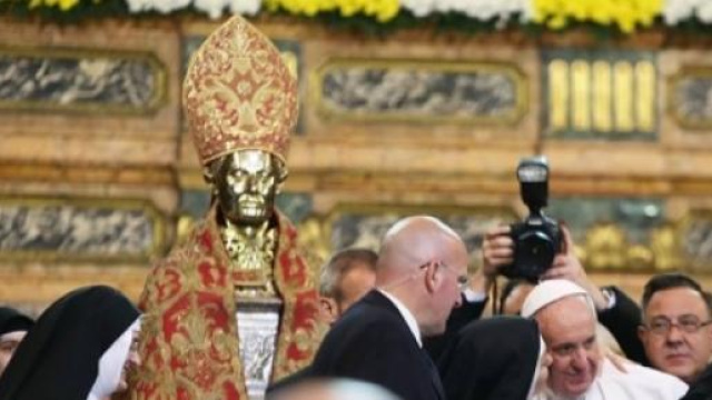 Le suore e papa Francesco sull'altare. 