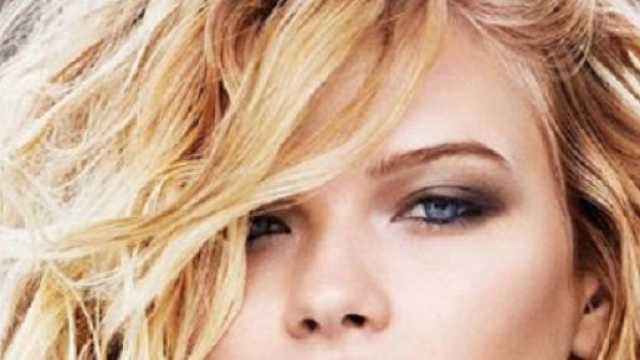 Lob scalato, medio, mosso, biondo e con ciuffo