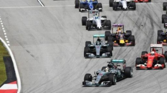 Monoposto di Formula 1 alla prima curva