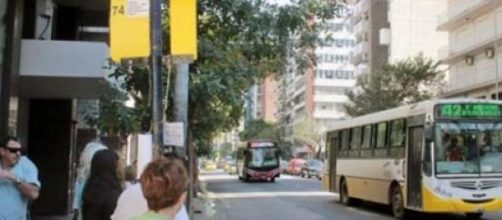 Colectivo de Autobuses Santa Fe en Av. Col&oacute;n