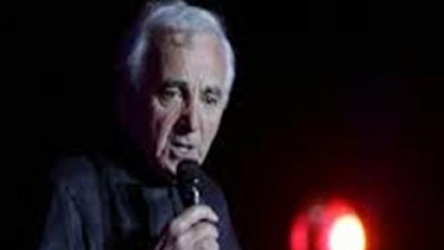 Charles Aznavour, immagine tratta da un concerto