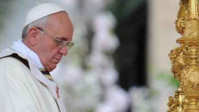 Il papa benedice l'altare di San Pietro