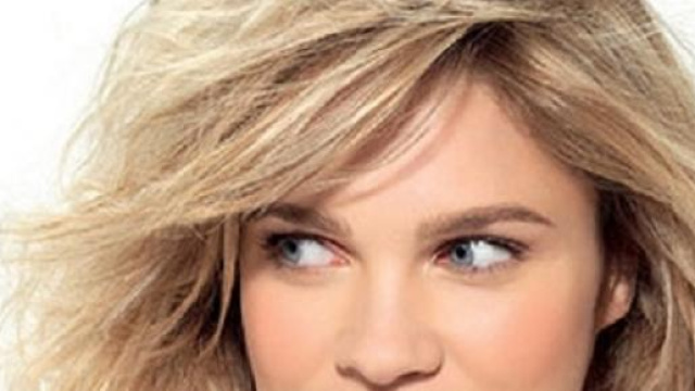 Capelli medi, mossI, con ciuffo e biondi